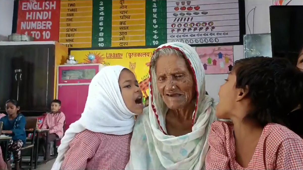V 92 letech poprvé do školy. Indická prababička si splnila sen, naučila se číst a psát